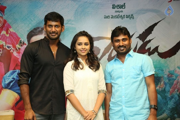 rayudu movie success meet,vishal,hari,sridivya  నా అంత ఇడియట్ మరొకరు ఉండరట: విశాల్